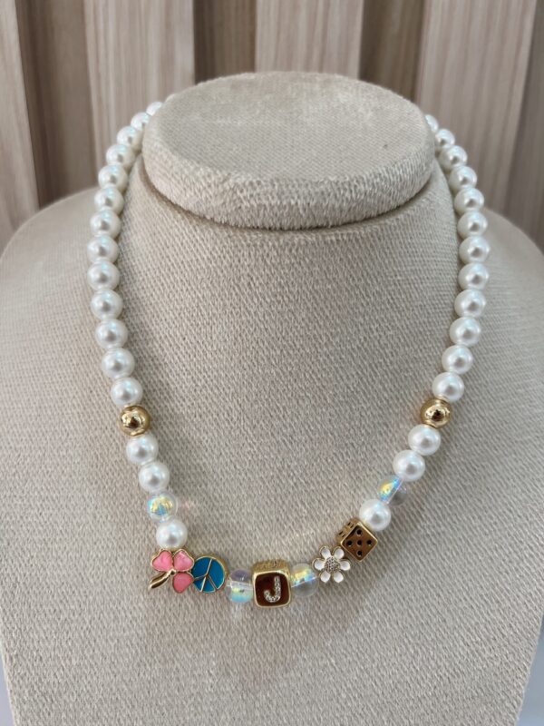 Collar iniciales perlas y charms - Imagen 10