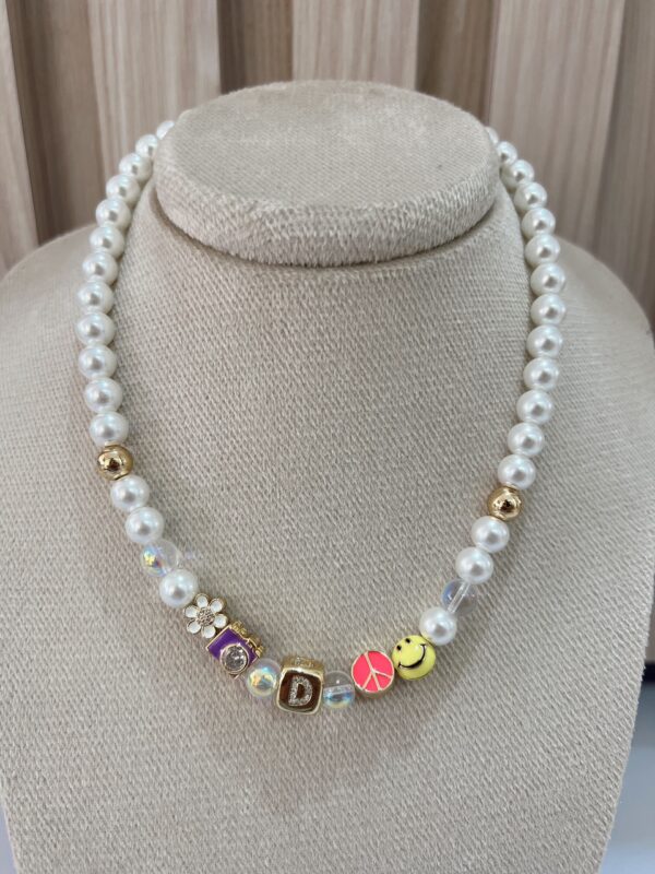 Collar iniciales perlas y charms - Imagen 4