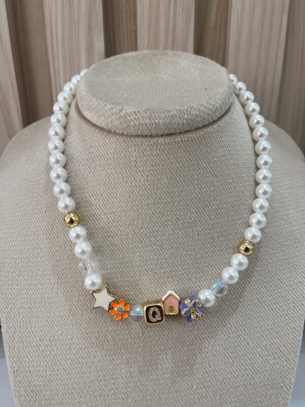 Collar iniciales perlas y charms - Imagen 16