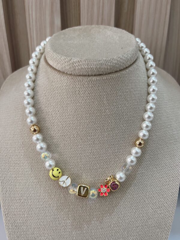 Collar iniciales perlas y charms - Imagen 21