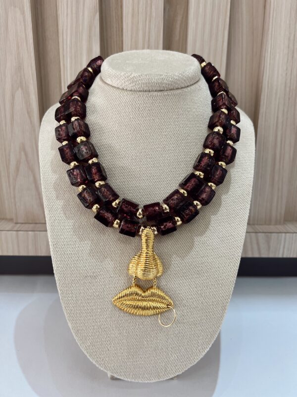 Collar cubos vinotinto boca