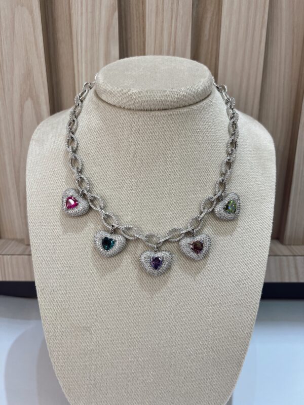 Collar plateado brillante y corazones