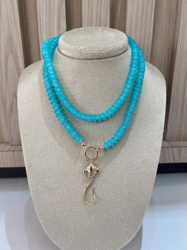 Collar doble piedras azules y dijes variados - Imagen 2