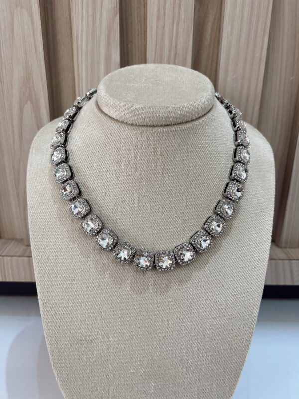 Collar brillante plateado
