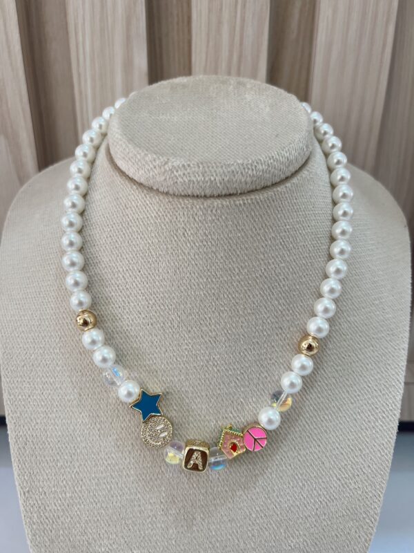 Collar iniciales perlas y charms