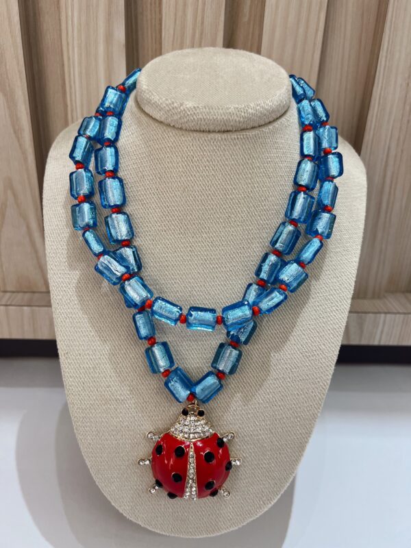 Collar mariquita azul