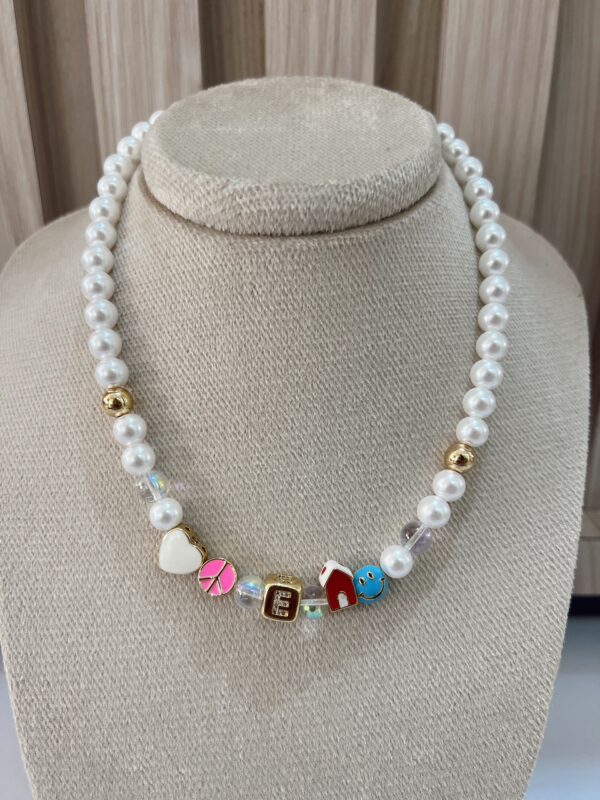 Collar iniciales perlas y charms - Imagen 5