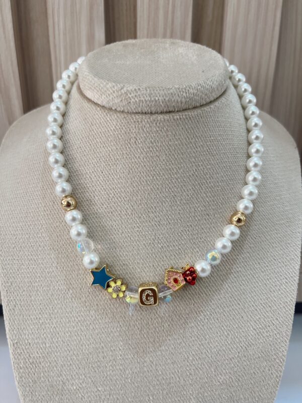 Collar iniciales perlas y charms - Imagen 7