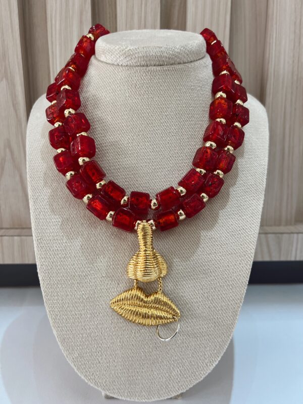 Collar cubos rojos boca