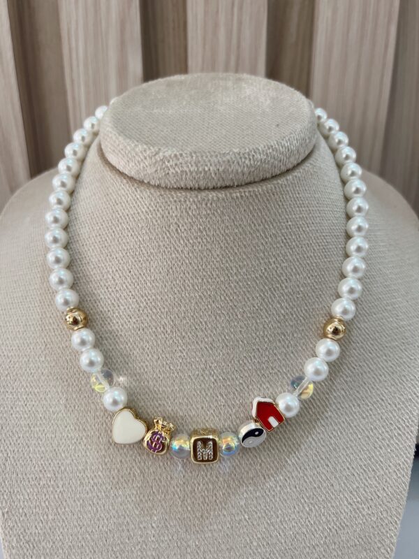 Collar iniciales perlas y charms - Imagen 12
