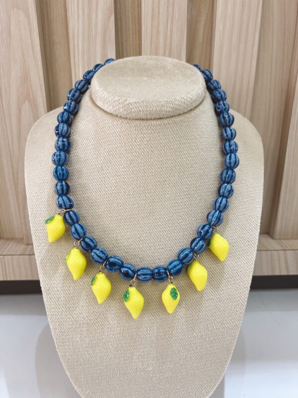 Collar azul y limones
