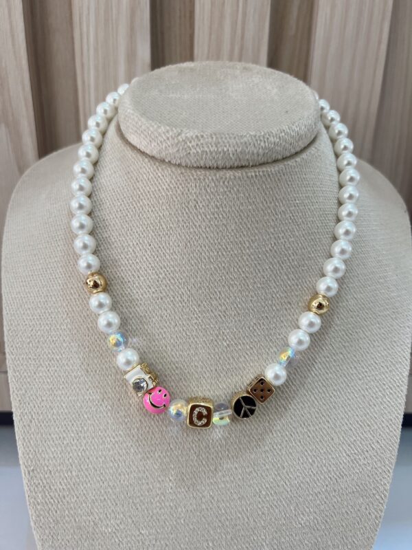 Collar iniciales perlas y charms - Imagen 3