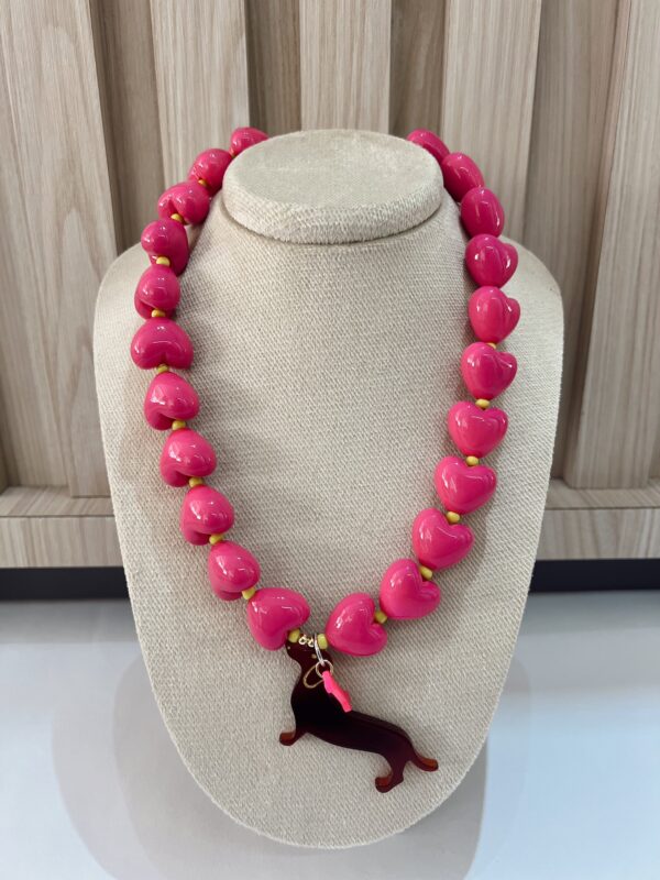 Collar corazones y perro salchicha