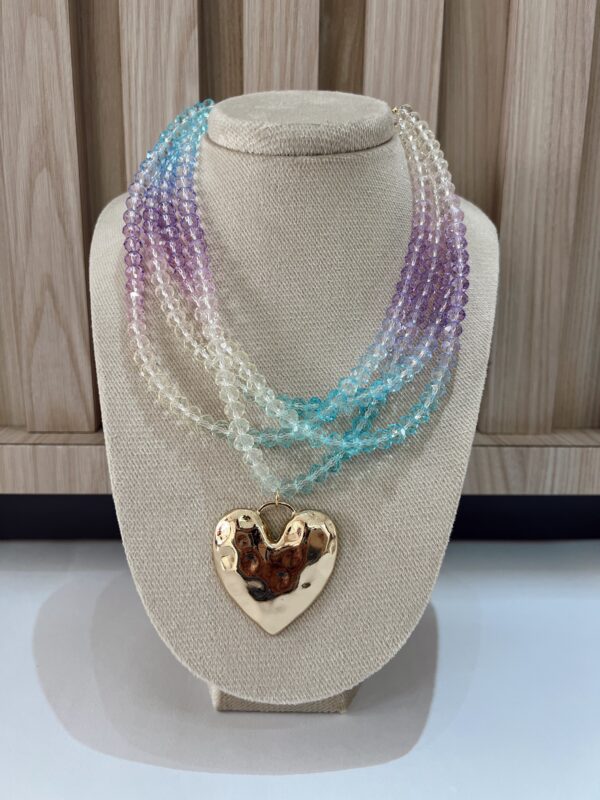 Collar arcoíris con corazón dorado