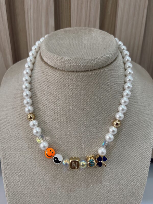 Collar iniciales perlas y charms - Imagen 13