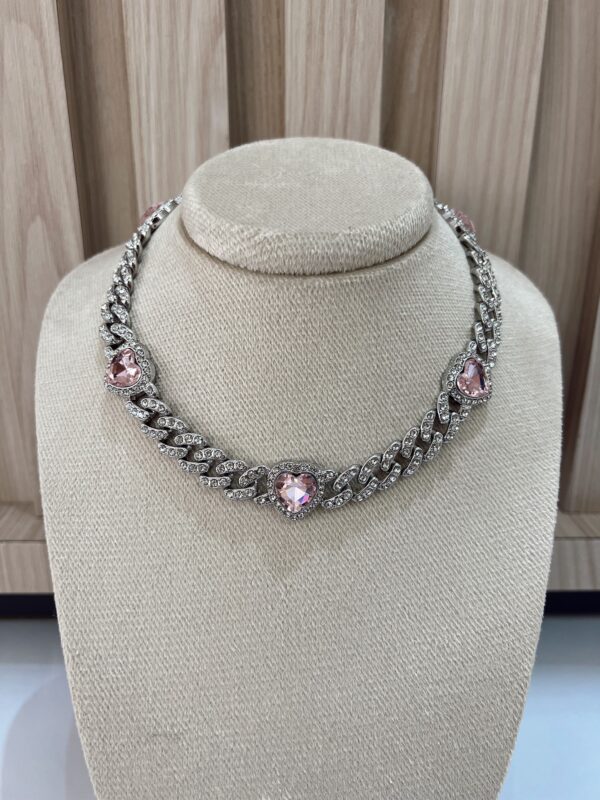Collar brillante plateado corazones rosados