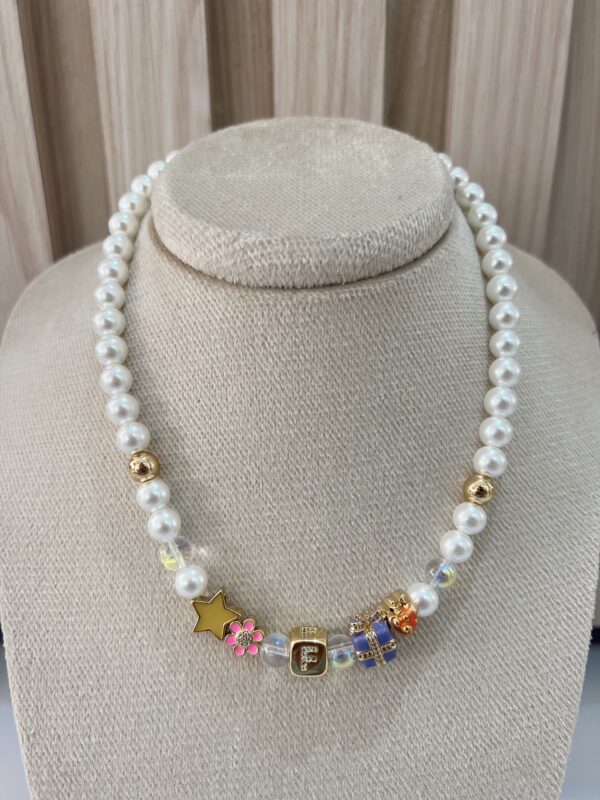 Collar iniciales perlas y charms - Imagen 6