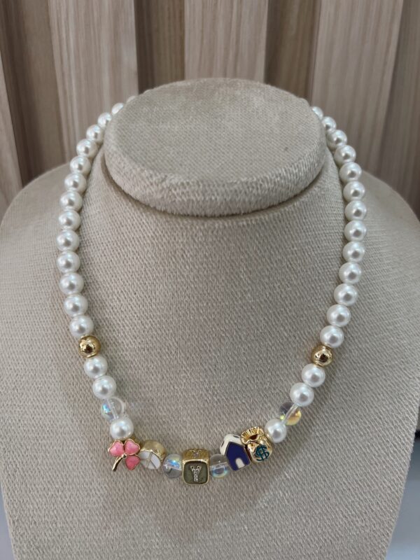 Collar iniciales perlas y charms - Imagen 23