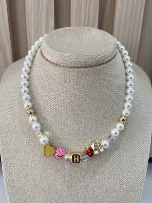 Collar iniciales perlas y charms - Imagen 8