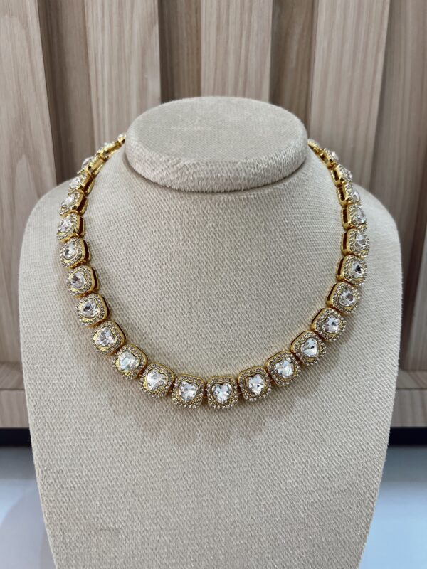 Collar brillante dorado corazones