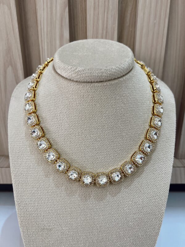 Collar brillante dorado