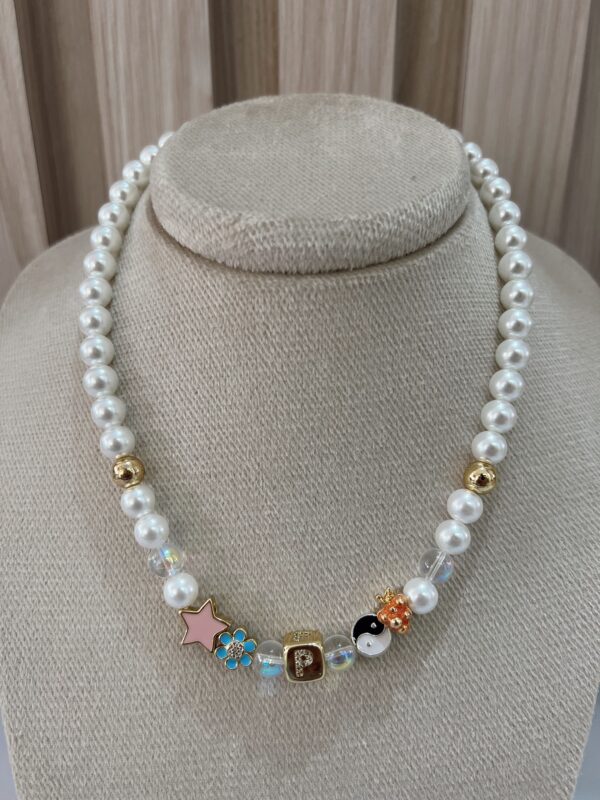 Collar iniciales perlas y charms - Imagen 15