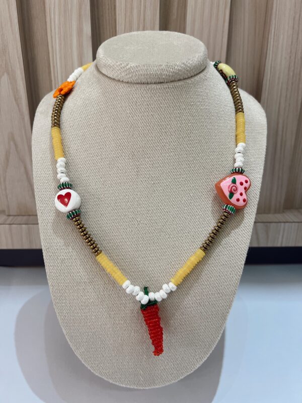 Collar largo amarillo y ají