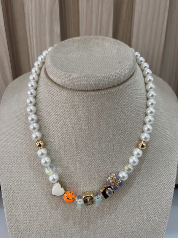 Collar iniciales perlas y charms - Imagen 19