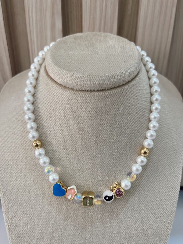 Collar iniciales perlas y charms - Imagen 9