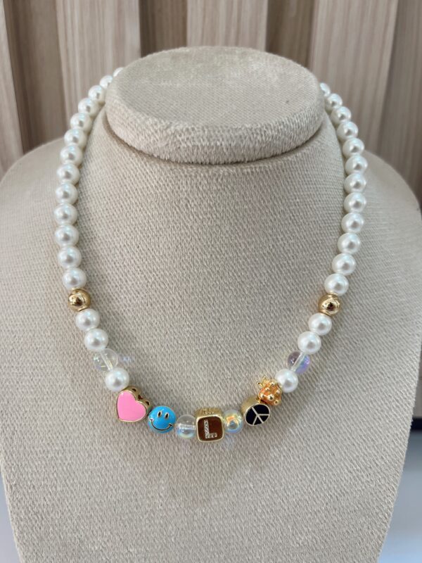 Collar iniciales perlas y charms - Imagen 11