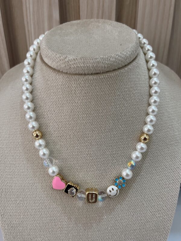 Collar iniciales perlas y charms - Imagen 20
