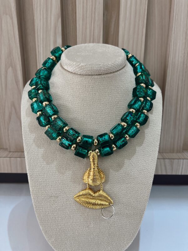 Collar cubos verde boca