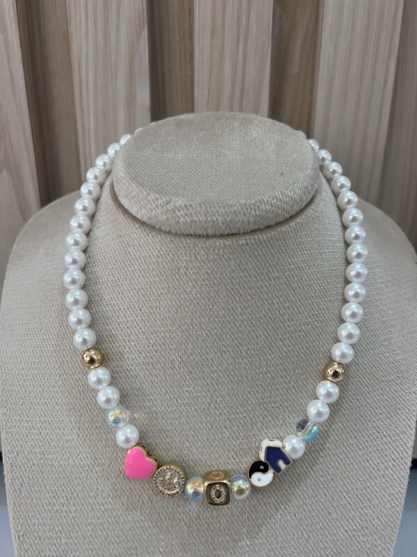 Collar iniciales perlas y charms - Imagen 14
