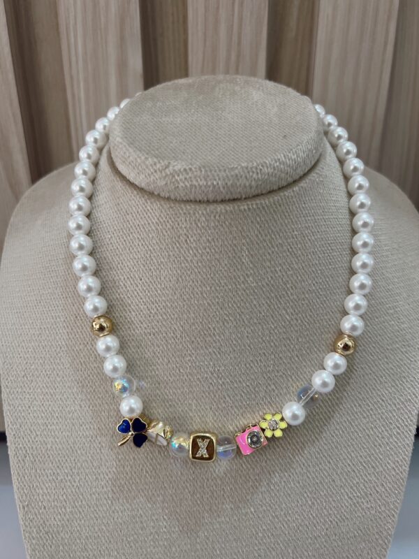 Collar iniciales perlas y charms - Imagen 22