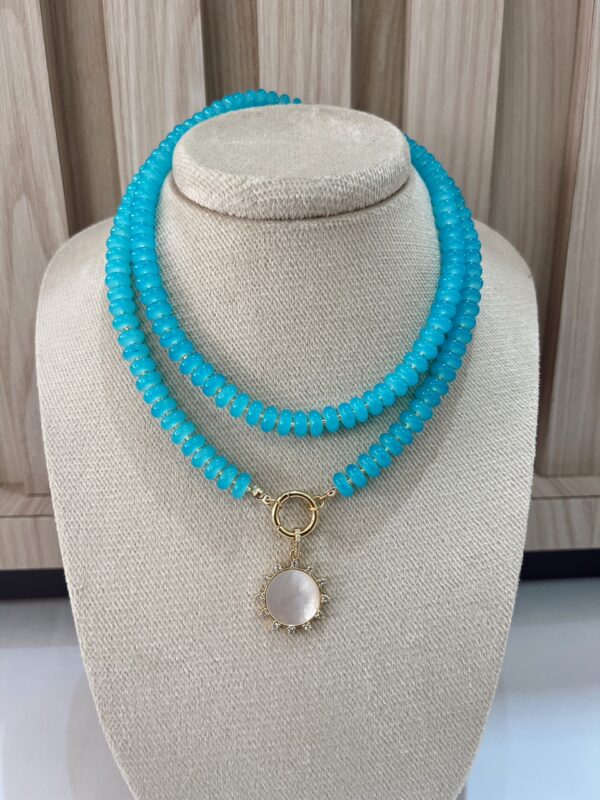 Collar doble piedras azules y dijes variados - Imagen 3