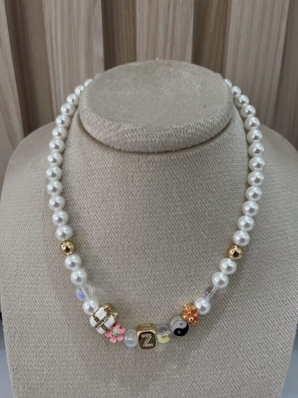 Collar iniciales perlas y charms - Imagen 24