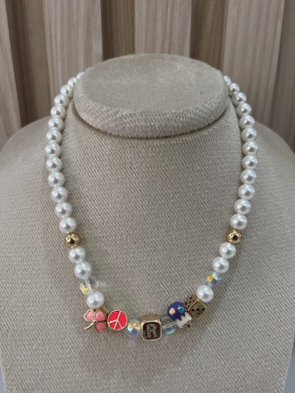 Collar iniciales perlas y charms - Imagen 17