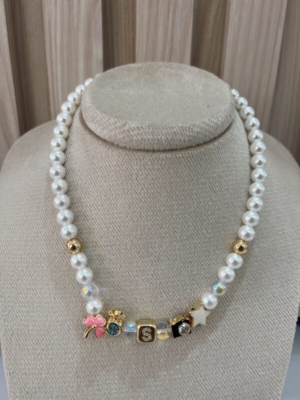 Collar iniciales perlas y charms - Imagen 18